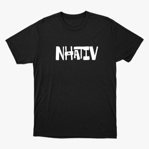 Camiseta com estampa frontal de texto estilizado em letras grandes e irregulares, onde um "A" é substituído por uma pequena forma de cacto.