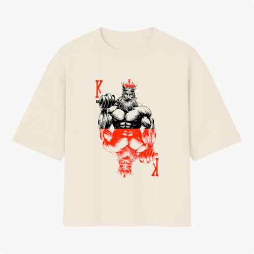 Camiseta com estampa frontal de um rei musculoso segurando um haltere, adornado com uma coroa e cercado por letras K estilizadas verticalmente.