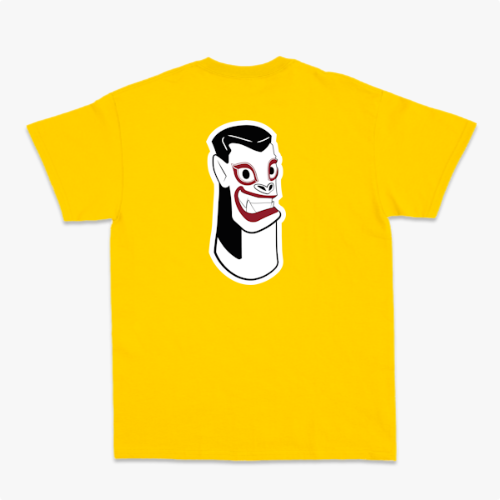 Camiseta com estampa frontal de letras estilizadas "Carranca & Labs" e estampa traseira de um desenho gráfico de figura caricata com expressão marcante.