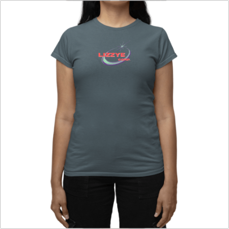 Camiseta com estampa frontal de texto estilizado "Lizzye" acompanhado por um arco colorido e uma estrela brilhante, compondo um visual dinâmico.