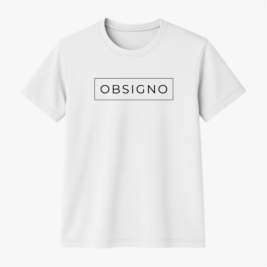 Camiseta com estampa frontal de uma palavra centralizada dentro de um retângulo delineado, usando uma fonte clara e moderna que destaca o texto.