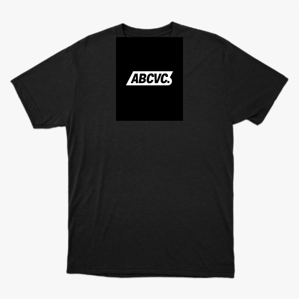Camiseta com estampa frontal de logotipo estilizado em fonte negrito, com a palavra "ABVCVC." centralizada dentro de um retângulo de fundo sólido.