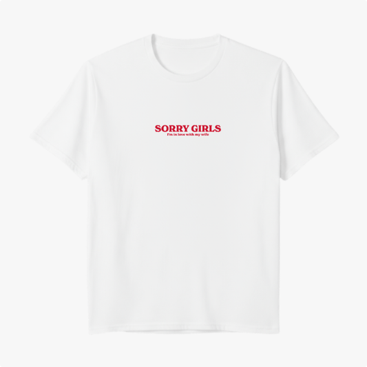 Camiseta com estampa frontal de texto em negrito: "SORRY GIRLS" acima, seguido por "I'm in love with my wife" em fonte menor, ambos centralizados.