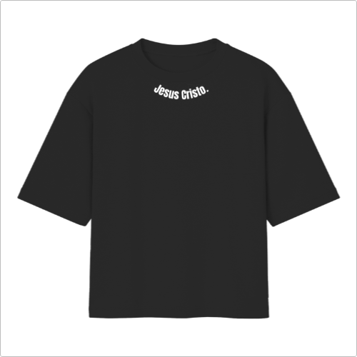 Camiseta com estampa frontal de "Jesus Cristo." em letras maiúsculas e brancas, centralizada próxima à gola, sem outros elementos gráficos.