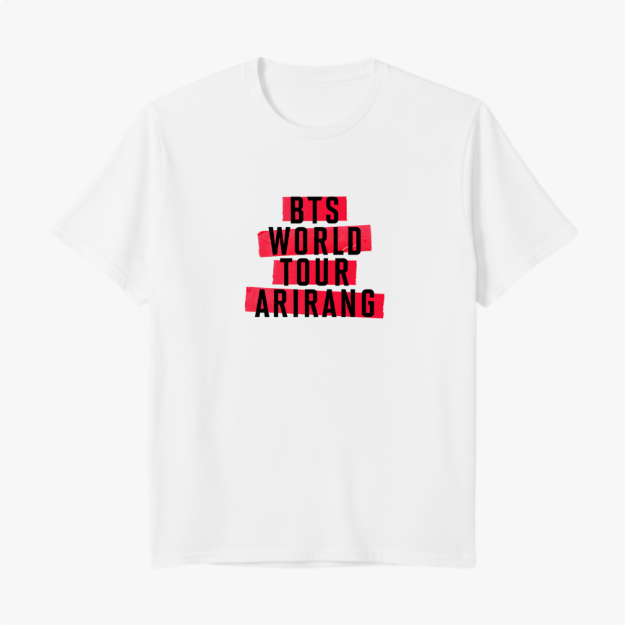 Camiseta com estampa frontal de texto "BTS World Tour Arirang" em letras maiúsculas sobre faixas horizontais sobrepostas.