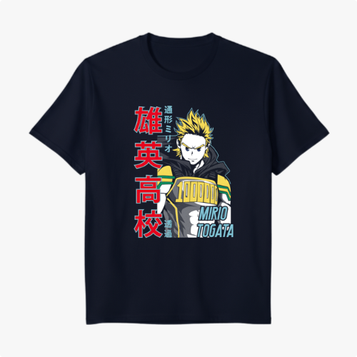 Camiseta com estampa frontal de personagem de anime com cabelo espetado, acompanhada por números e textos em diferentes idiomas ao lado.