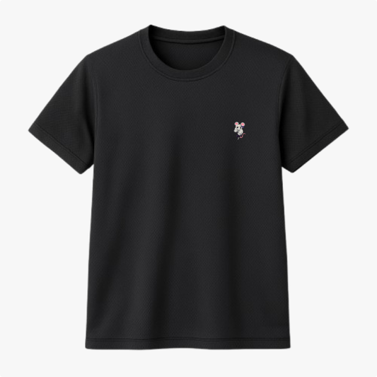 Camiseta com estampa frontal de pequeno desenho de um rato em estilo caricaturado, destacando as orelhas arredondadas e sorriso simpático.