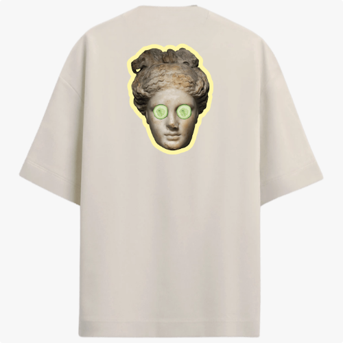 Camiseta com estampa frontal de "Blem Company" estilizado em tipografia mista e estampa traseira de uma cabeça clássica com rodelas de pepino nos olhos.