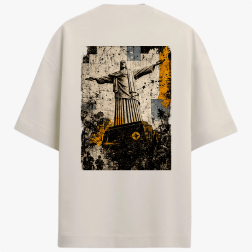 Camiseta com estampa frontal de símbolo de seta estilizada em círculo e estampa traseira de Cristo Redentor em arte urbana com fundo texturizado.
