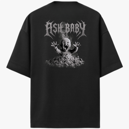 Camiseta com estampa frontal de letras estilizadas "GF" e estampa traseira de bebê emergindo de cinzas sob letras grandes "ASHBABY" detalhadamente trabalhadas.