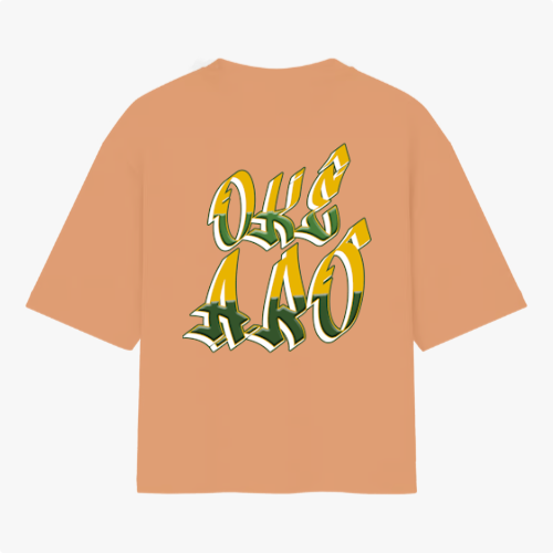 Camiseta com estampa traseira de letras grandes e estilizadas, formando a expressão "OKE AAO" com detalhes em efeito tridimensional destacando a mensagem.