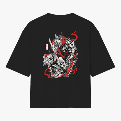 Camiseta com estampa frontal de letras estilizadas ao lado de um capacete medieval e estampa traseira de guerreiro com armadura somado a elementos místicos.