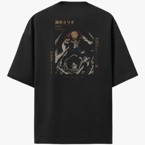 Camiseta com estampa frontal de símbolo estilizado minimalista e estampa traseira de personagem em pose dinâmica cercado por textos e gráficos detalhados.