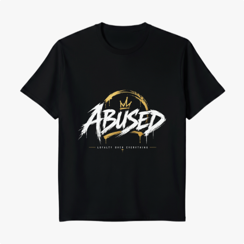Camiseta com estampa frontal de palavra estilizada "ABUSED" com coroa acima, envolta por meia circunferência pincelada e texto pequeno "LOYALTY OVER EVERYTHING" abaixo.