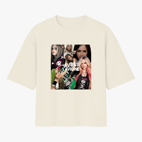 Camiseta com estampa frontal de várias fotos de uma artista em diferentes poses e expressões, com um nome destacado no centro e um pequeno símbolo temático.