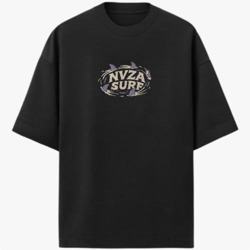 Camiseta com estampa frontal de texto centralizado "NVZA SURF" rodeado por um desenho de tubarões que criam forma circular em torno das letras.