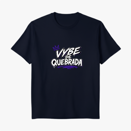 Camiseta com estampa frontal de texto estilizado "Vybe de Quebrada" acompanhado por coroa e traços decorativos.