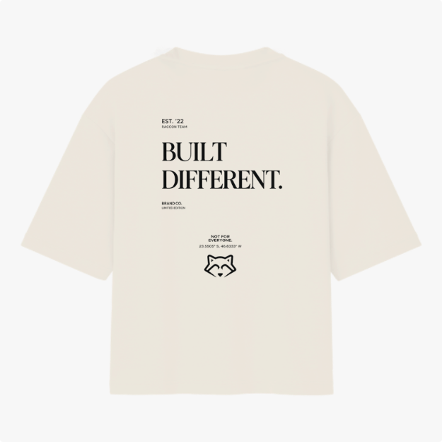 Camiseta com estampa frontal de texto estilizado "RACCONTEAM" e estampa traseira de frase "BUILT DIFFERENT." com símbolo e coordenadas detalhadas.