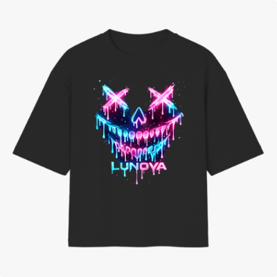 Camiseta com estampa frontal de rosto estilizado com olhos em "X" e sorriso largo, ambos escorrendo em efeito neon, junto à palavra "LUNOYA".