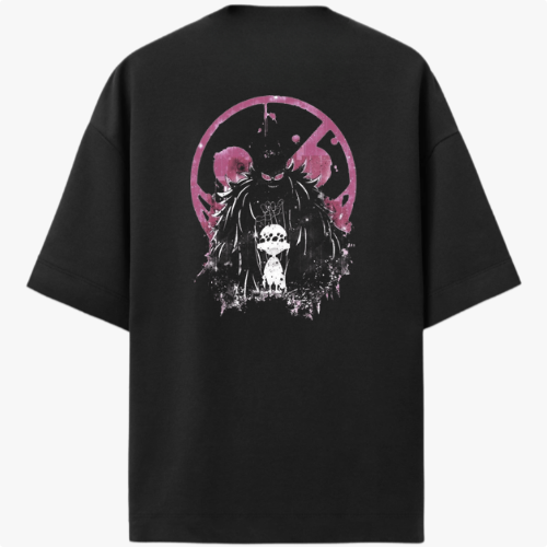 Camiseta com estampa frontal de logotipo circular com elementos de folhas e texto ao redor e estampa traseira de figura sombria com fundo circular abstrato.