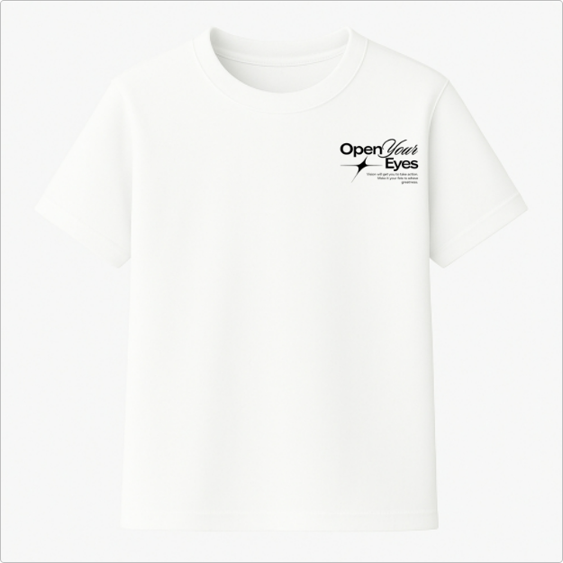 Camiseta com estampa frontal de texto estilizado, "Open Your Eyes", acompanhada de subtítulo menor com design minimalista e linhas elegantes.