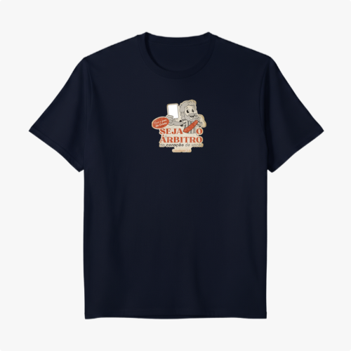 Camiseta com estampa frontal de personagem segurando um cartão vermelho e uma faixa com texto, ao lado de elementos que simbolizam arbitragem esportiva.