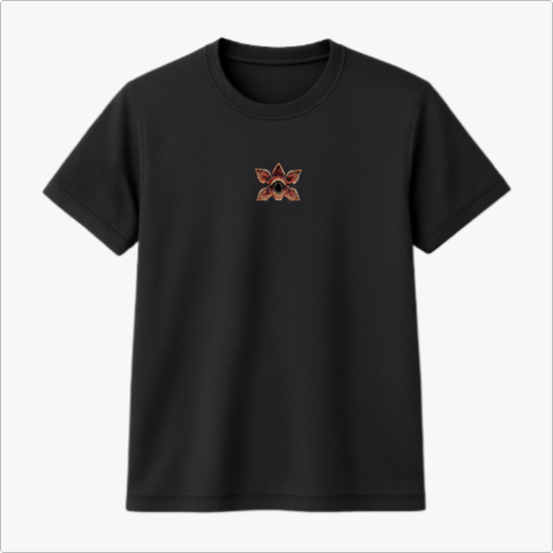 Camiseta com estampa frontal de flor com cinco pétalas arredondadas sobrepostas, em tons de vermelho e detalhes internos que criam um efeito de profundidade.