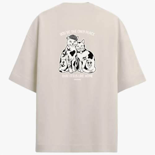 Camiseta com estampa frontal de duas cabeças de gatos em estilo ilustrativo e estampa traseira de dois gatos sentados rodeados por detalhes artísticos.