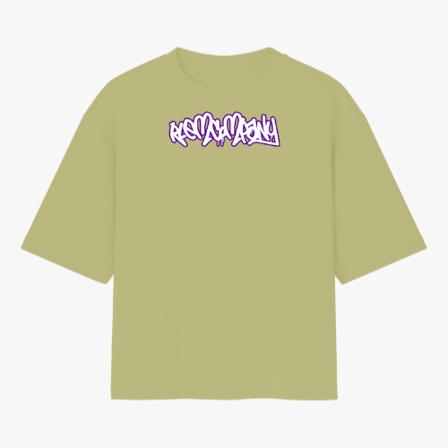 Camiseta com estampa frontal de lettering estilizado em graffiti, com contorno robusto e detalhes dinâmicos que evocam um design urbano e moderno.
