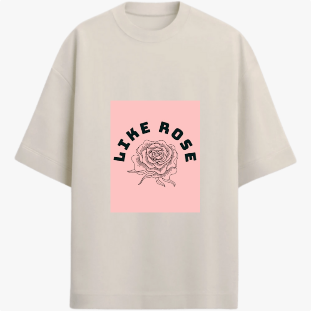 Camiseta com estampa frontal de uma rosa detalhadamente desenhada, acompanhada pela frase "LIKE ROSE" disposta em arco acima da imagem.