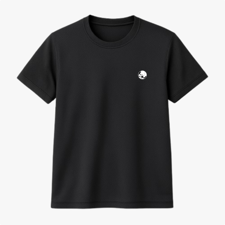 Camiseta com estampa frontal de um pequeno círculo contendo uma caveira estilizada, posicionada na região do peito, conferindo um toque discreto e moderno.
