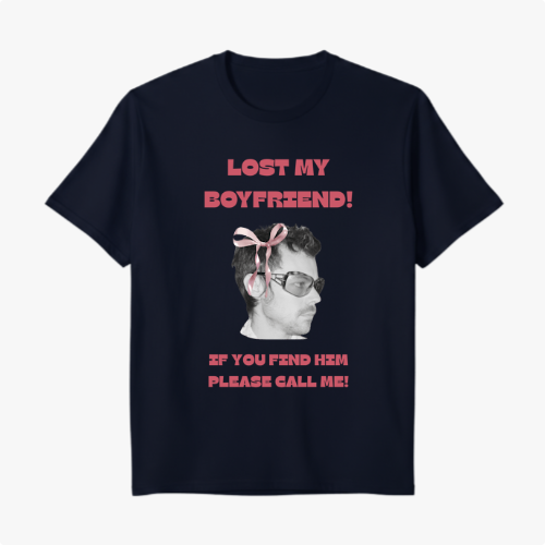 Camiseta com estampa frontal de foto em preto e branco de homem usando óculos com laço rosa e textos "LOST MY BOYFRIEND!" e "IF YOU FIND HIM PLEASE CALL ME!".