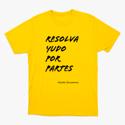 Camiseta com estampa frontal de texto estilizado "RESOLVA TUDO POR PARTES" seguido pela assinatura "-Gisele Sincerona".