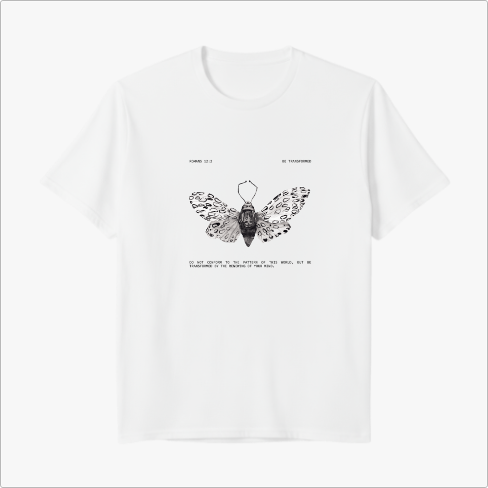 Camiseta com estampa frontal de uma borboleta estilizada composta por um corpo central e textos superiores e inferiores em fontes modernas.