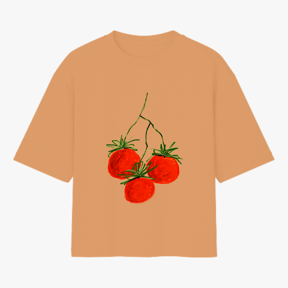 Camiseta com estampa frontal de três tomates brilhantes com hastes verdes, dispostos em um padrão artístico que realça detalhes visuais e cores vibrantes.