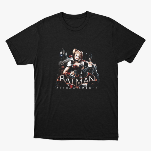 Camiseta com estampa frontal de personagens icônicos, incluindo uma mulher de cabelos claros e dois indivíduos mascarados, com o texto "Batman Arkham Knight".