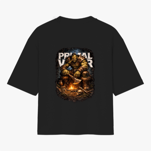 Camiseta com estampa frontal de texto "PRIMAL WEAR" e estampa traseira de guerreiro sentado ao lado de uma fogueira, com machado e fundo de caveiras.