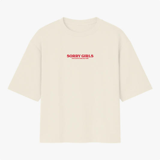 Camiseta com estampa frontal de texto em destaque com a frase "SORRY GIRLS I'm in love with my wife", unido uma mensagem direta e divertida.