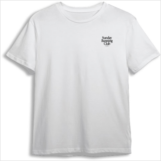 Camiseta com estampa frontal de "Sunday Running Club" em fonte pequena no peito e estampa traseira com o mesmo texto em destaque e "Nines Studios" abaixo.