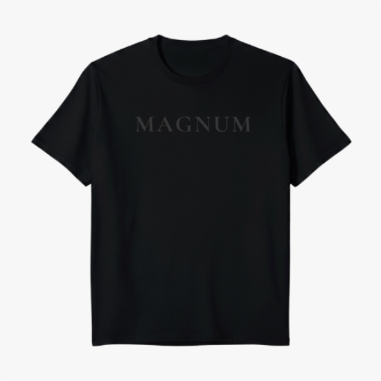 Camiseta com estampa frontal de texto centralizado mostrando a palavra "MAGNUM" em estilo clássico e sóbrio.
