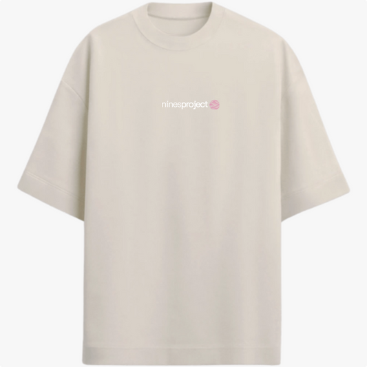 Camiseta com estampa frontal de "ninesproject" ao lado de um pequeno símbolo circular e estampa traseira de "RUNNING T-SHIRT" sobre linhas curvas.