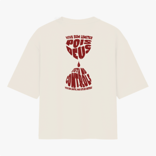 Camiseta com estampa frontal de "HOPE" estilizado em letras justapostas e estampa traseira com frases misturando palavras em formato de ampulheta.