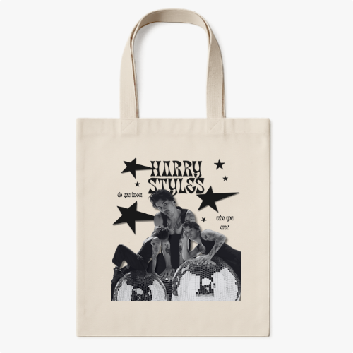 Ecobag com estampa frontal de três pessoas com bolas de espelhos, cercadas por estrelas e textos em estilo artístico disperso ao redor.