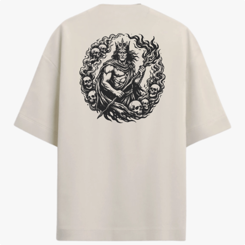 Camiseta com estampa frontal de montanha e texto sob ela, e estampa traseira detalhada de figura mitológica central cercada por caveiras e chamas.