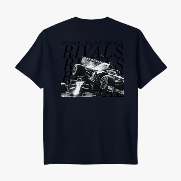Camiseta com estampa frontal da palavra "RIVALS" e estampa traseira de carros de corrida ao fundo com texto "NO SAFETY. NO MERCY." e "RIVALS" sobreposto.