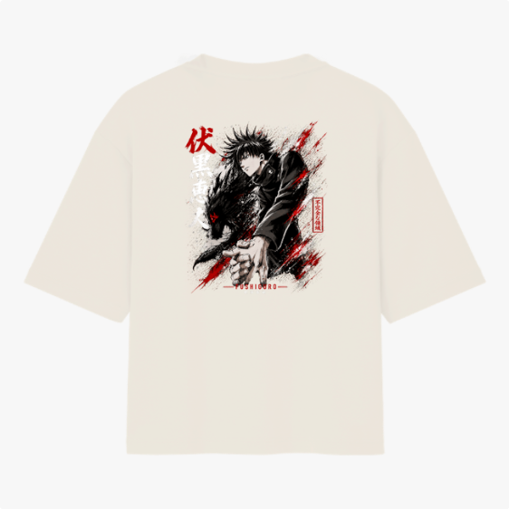Camiseta com estampa frontal de símbolo e texto estilizado "KAGE" e estampa traseira de personagem em pose dinâmica com traços fluidos e caracteres.