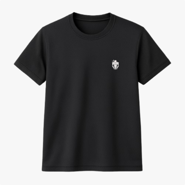 Camiseta com estampa frontal de crânio estilizado, adornado com detalhes florais delicados, localizado no lado esquerdo do peito.