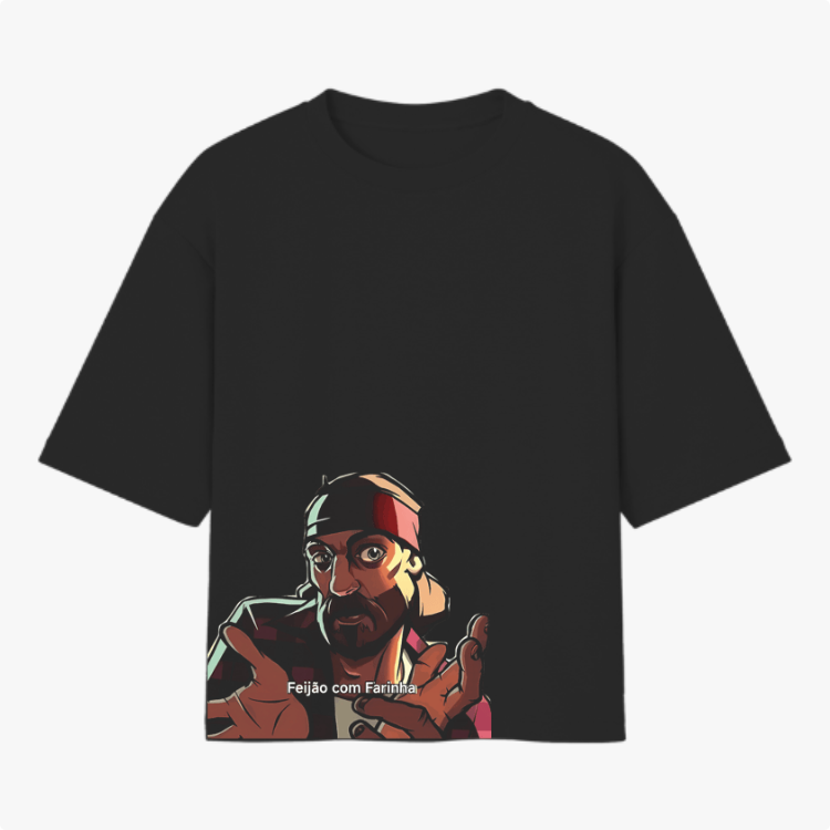 Camiseta com estampa frontal de um homem estilizado usando bandana, expressão intensa com as mãos levantadas e a frase "Feijão com Farinha".