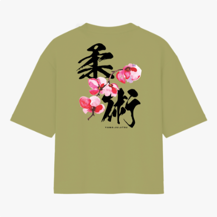 Camiseta com estampa frontal de texto minimalista "Yama Jiu Jitsu" e estampa traseira de ideogramas japoneses sobre flores de cerejeira em aquarela.