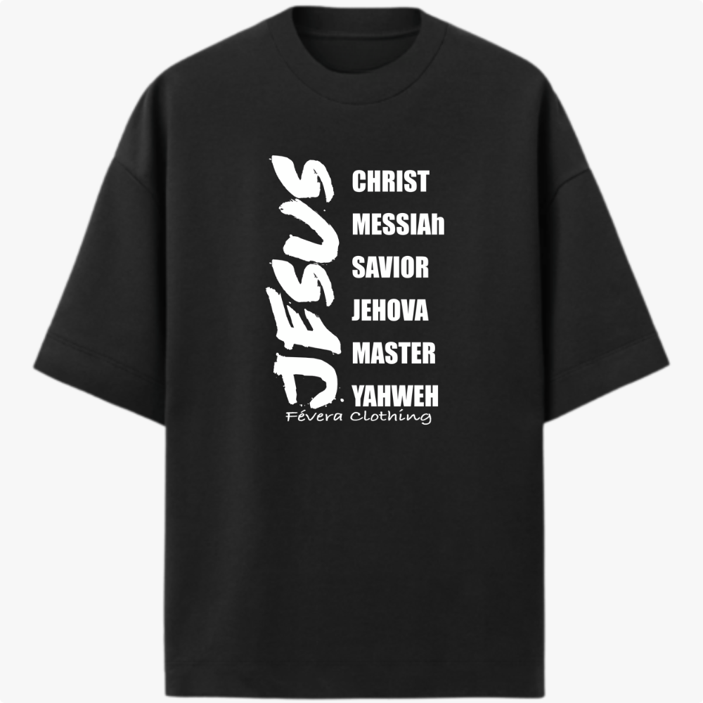 Camiseta com estampa frontal de palavras em negrito listando "Jesus" acompanhado por títulos como "Christ", "Messiah", "Savior", "Jehova", "Master", "Yahweh".